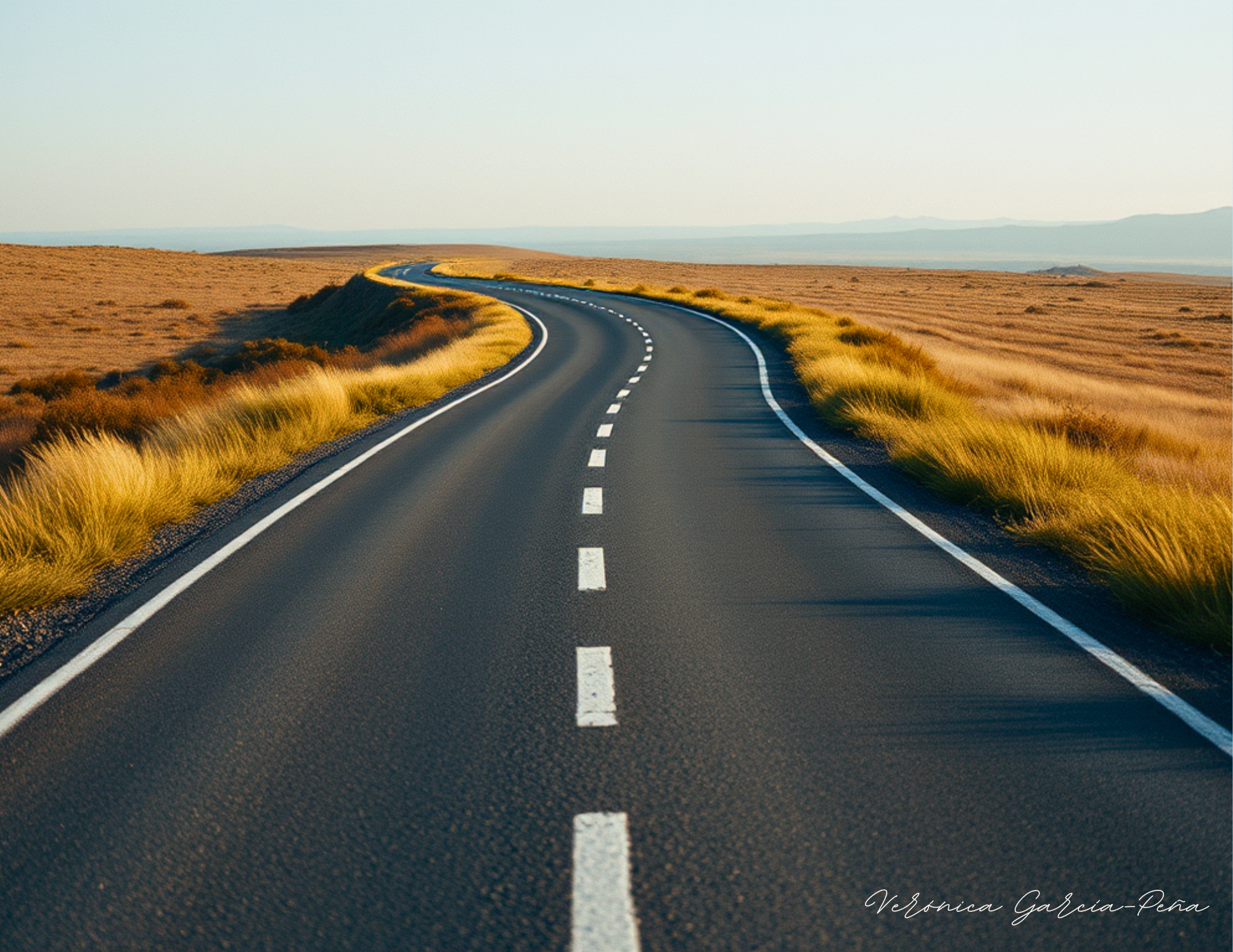 Participa en el reto de El Jardín del Sur: Ponle un pie de foto creativo a esta imagen de carretera solitaria. Ejercicio de observación y escritura minimalista.