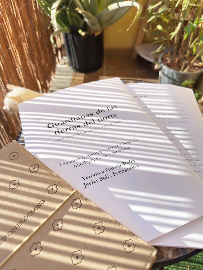 El ensayo sobre mitología vasco-asturiana «Guardianas de las tierras del norte», escrito junto a Javier Solís Fernández, encara su fase final. Una obra para reivindicar la voz de las mujeres en nuestros mitos. Disponible en tres meses.