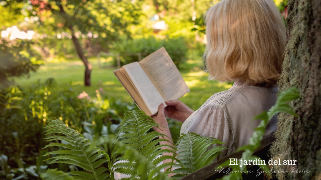«Mujer rubia leyendo un libro en un jardín»